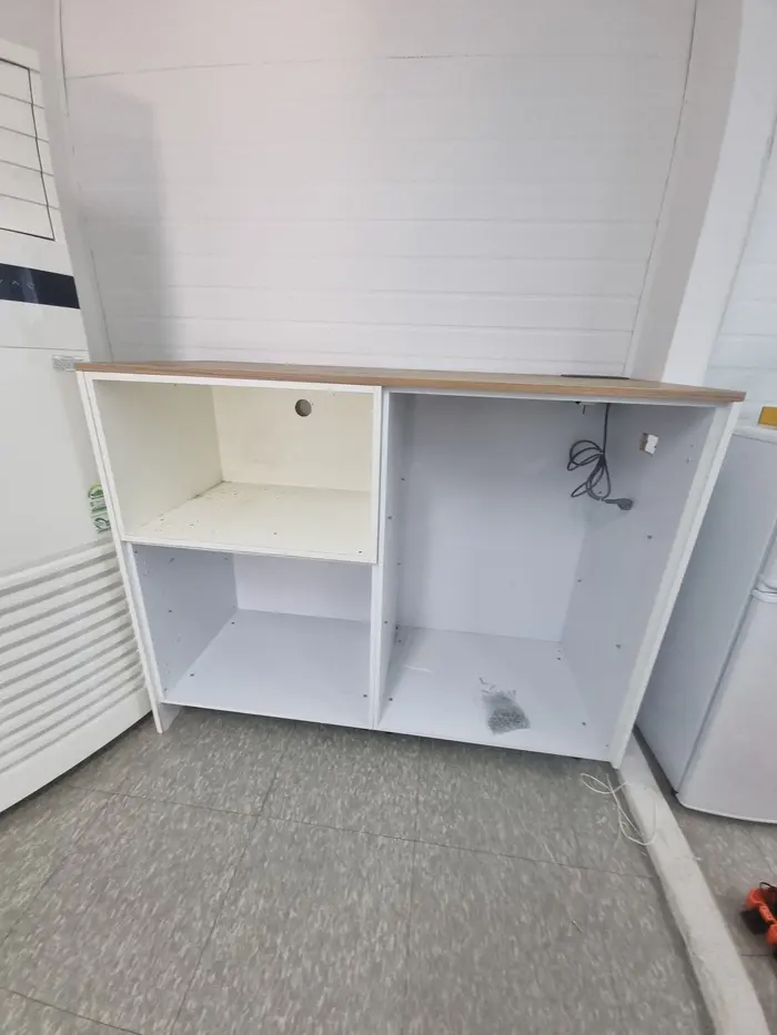 도어 설치 전 하부장 골조와 전기배선 정리 작업 현장